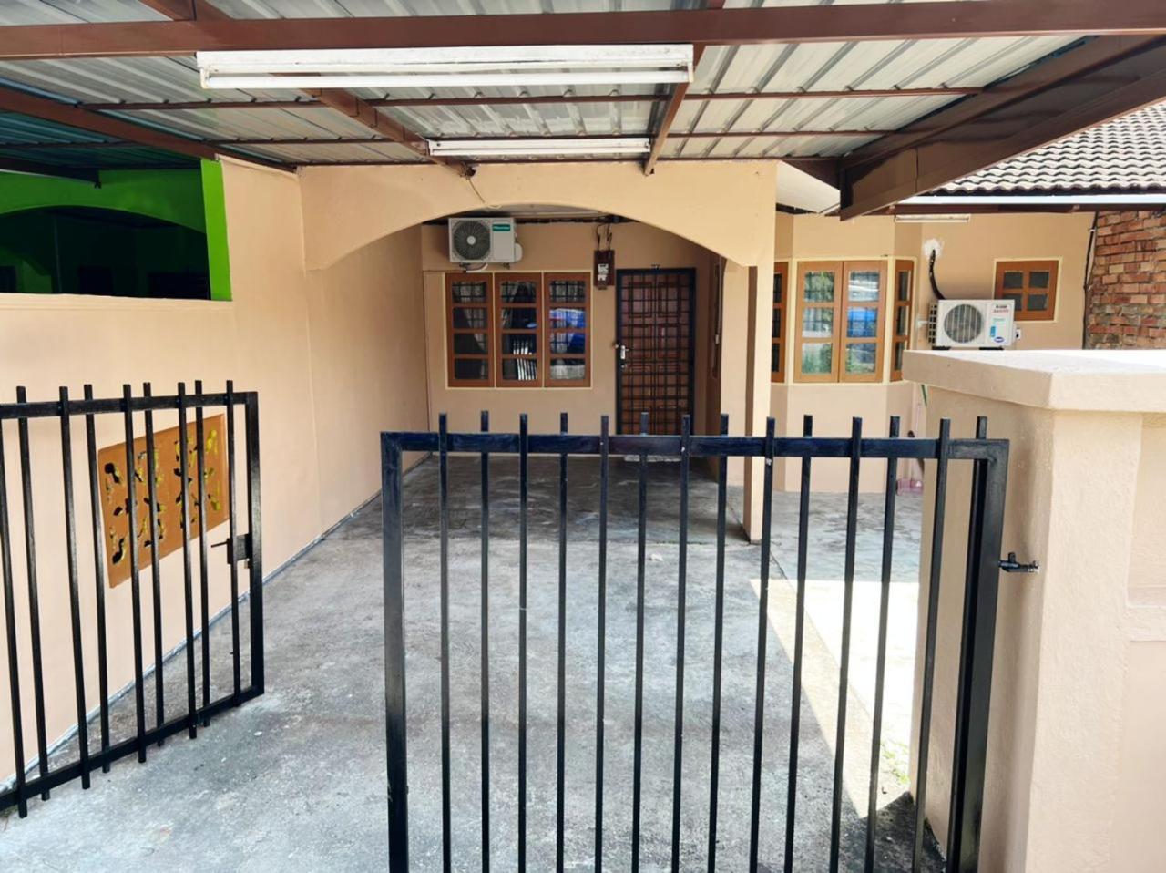 Indah Homestay, Pasir Gudang Johor Exteriör bild